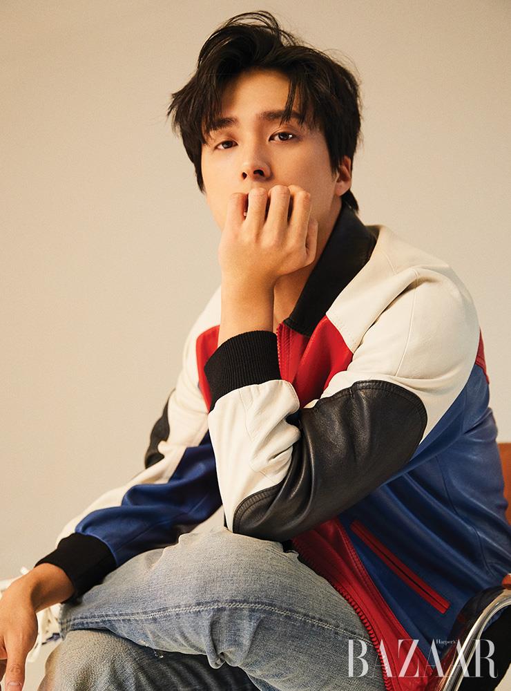 레더 재킷은 Celine. 데님 팬츠는 Levi’s. 스니커즈는 Converse.