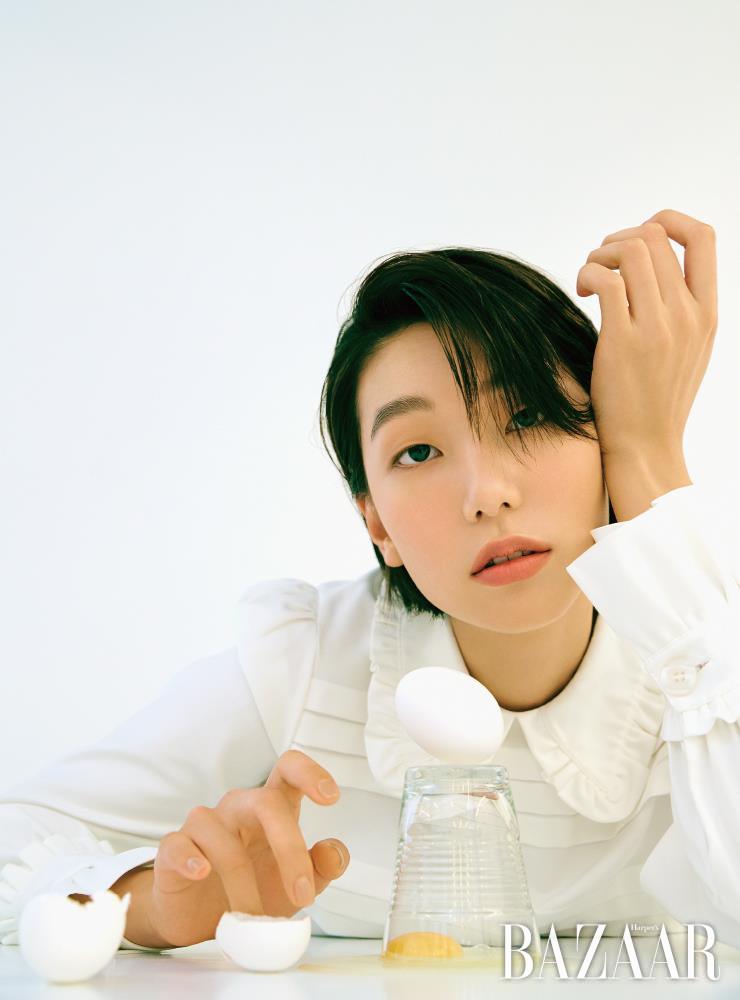 미니 드레스는 Miu Miu.