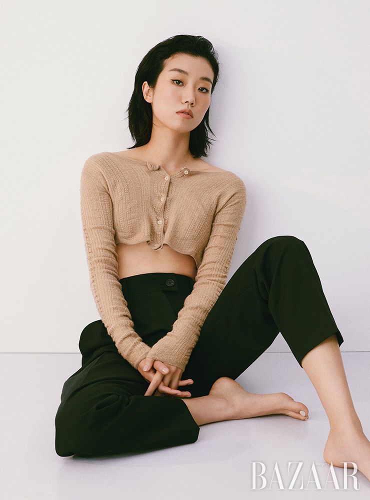 크롭트 카디건, 크롭트 팬츠는 모두 Miu Miu. 골드 이어커프는 Thomas Sabo. 