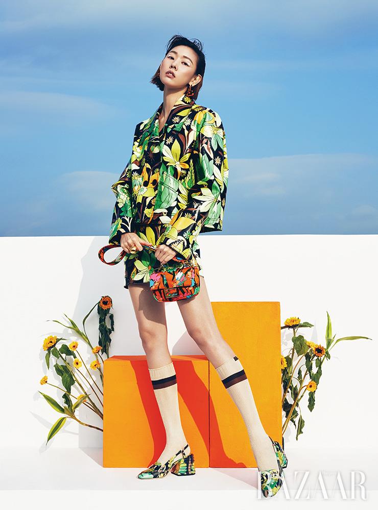 재킷, 스커트, 귀고리, 반지, 삭스, ‘바게트’ 백, 슈즈는 모두 Fendi.
