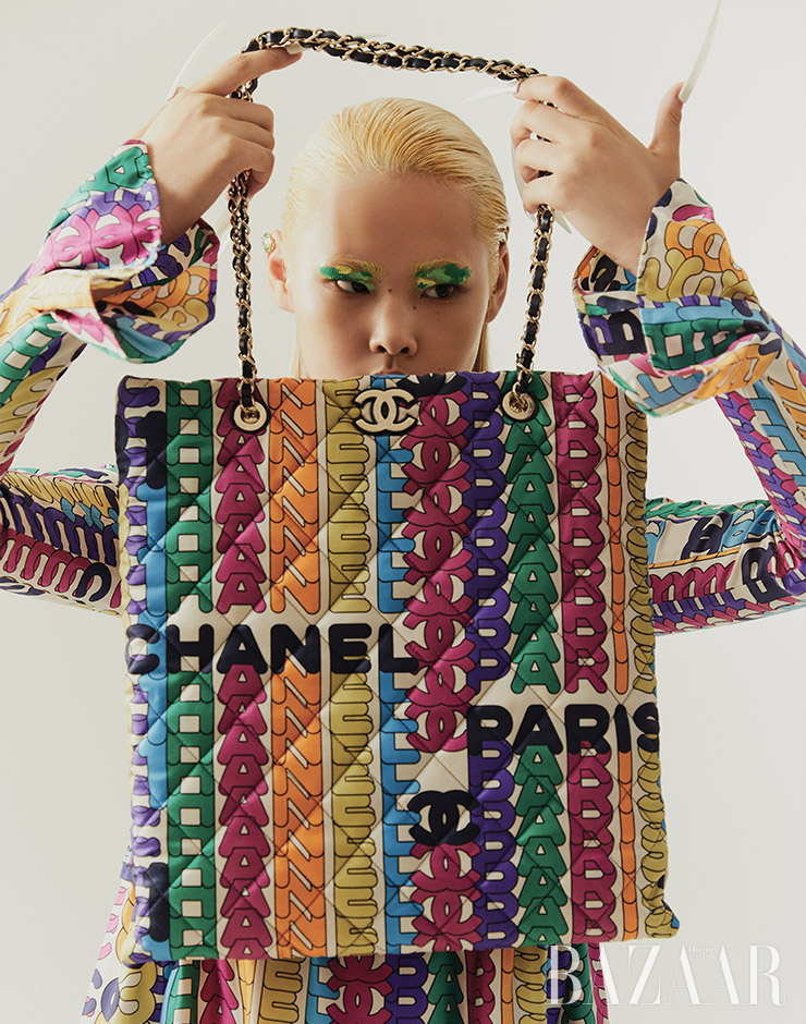 레터링 드레스, 토트백은 Chanel. 싱글 귀고리는 7만원대 Swarovski.