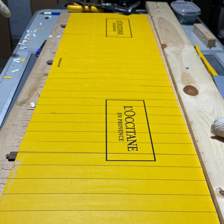 단단한 합지를 조립하기 쉽도록 일정한 크기로 잘랐다.