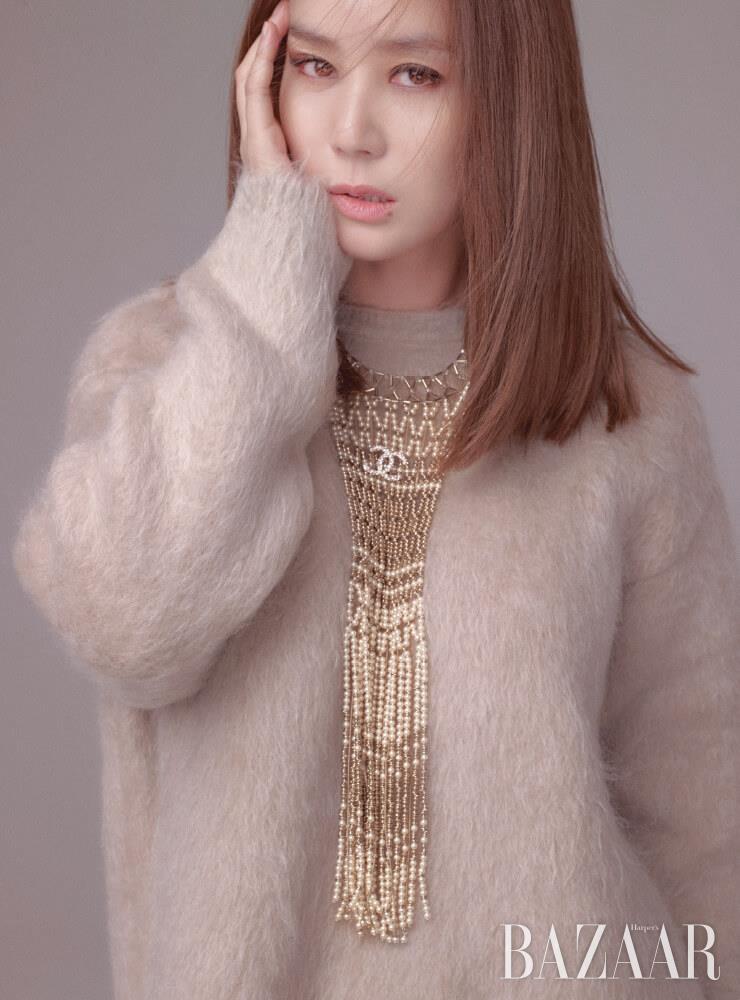  니트 톱은 MaxMara. 목걸이는 Chanel.