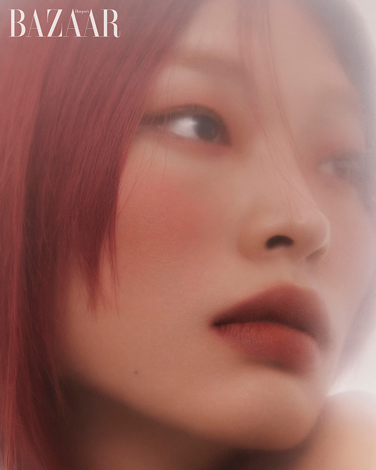 단풍을 연상케 하는 ‘레드 브릭’ 컬러로 톤온톤 메이크업을 연출했다. “색은 한 톤으로 바르되 농도 조절을 해주는 게 핵심이에요. 눈은 20, 치크는 80, 립은 100, 이런 식으로요. 브릭은 농도 차이에 따라 분위기가 달라지죠.” 메이크업 아티스트 오미영의 조언.