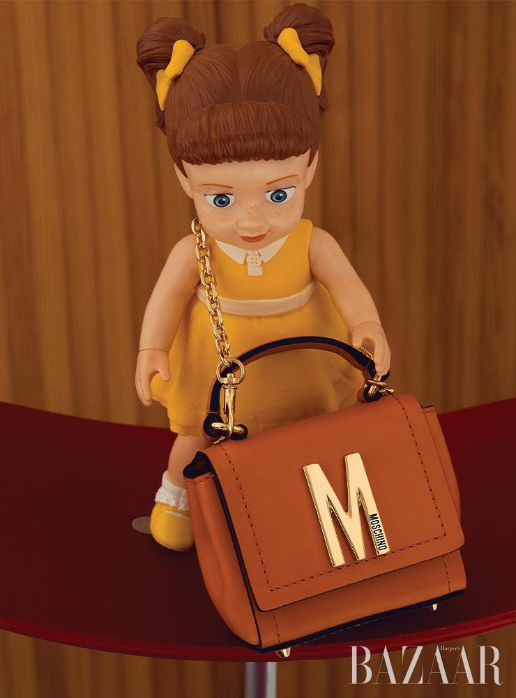 개비개비가 착용한 체인 미니 백은 56만원 Moschino.