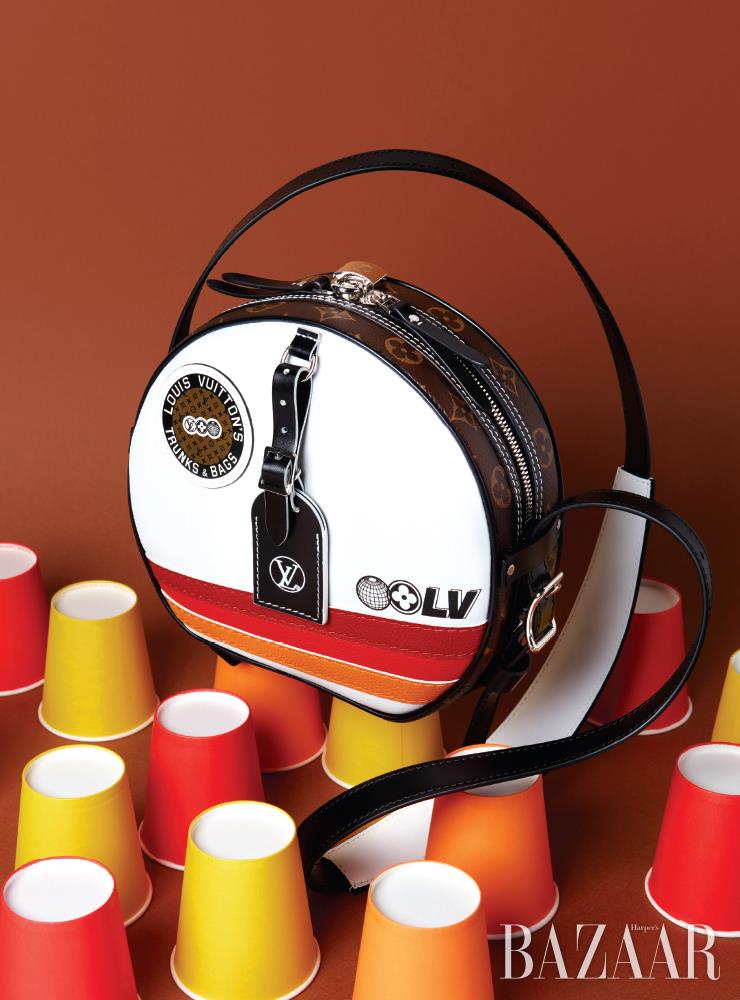 존 F. 케네디 국제공항 TWA 터미널에서 얻은 모티프를 스포티하게 풀어낸 ‘LV 에어라인 부아뜨 샤포 수플’은 Louis Vuitton. 