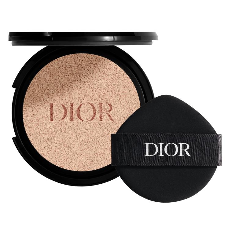 Dior 포에버 루미너스 매트 쿠션 보송하게 마무리되는 제형이며 피부 결을 매끈하게 정돈한다. 6만3천원.