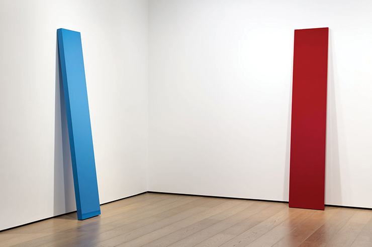 John McCracken, «Plastic Show», Installation view, 2017, Almine Rech London, Grosvenor Hill. Courtesy of the Artist and Almine Rech. Photo: Melissa Castro Duarte
