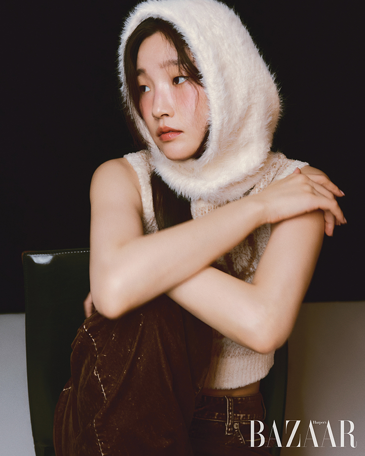 니트 베스트, 팬츠는 Loewe. 발라클라바는 Varzar.