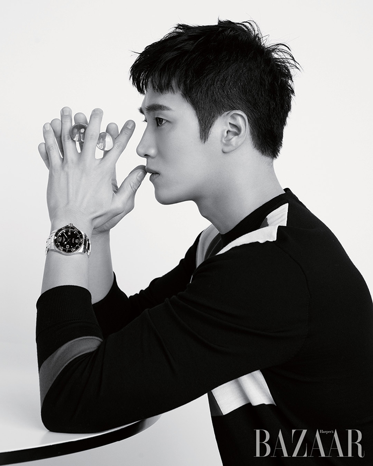 72시간 파워 리저브 기능을 탑재한 ‘하이드로 콘퀘스트’ 워치는 2백40만원 Longines. 니트 톱은 Neil Barrett.