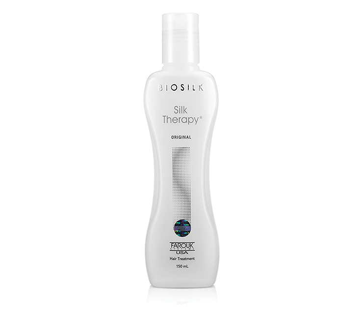 Silk Therapy 오리지널 에센스 150ml 3만9천5백원.“헤어 에센스를 잘못 바르면 모발이 무거워 처지는데 끈적이거나 기름지지 않아요. 10년째 쓰고 있죠.”