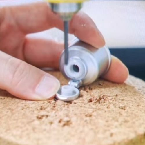 스피커 결합 조인트로 사용된 뚜껑. 