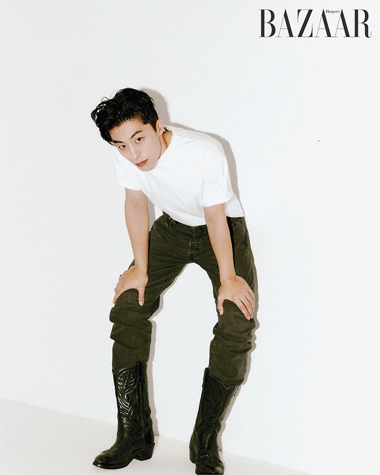 팬츠는 Levi’s. 이어커프는 Sentiments. 목걸이는 TomarxAmondz. 반지는 Bell & Nouveau. 티셔츠, 부츠는 스타일리스트 소장품.