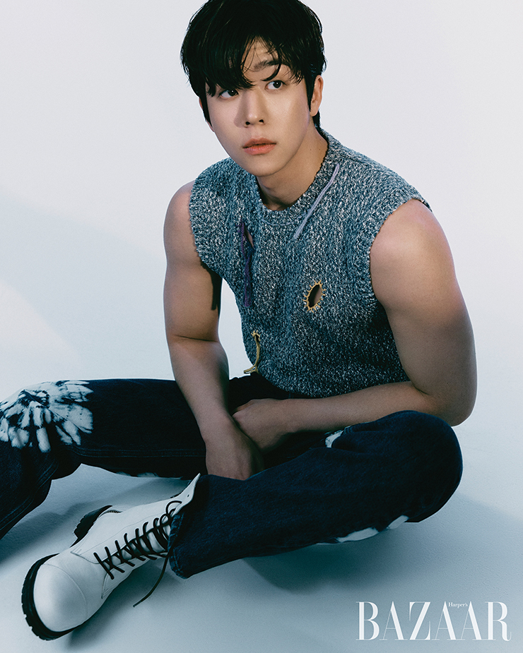니트 베스트는 Acne Studios. 재킷, 팬츠는 Sandro Homme. 부츠는 Sonshinbal.
