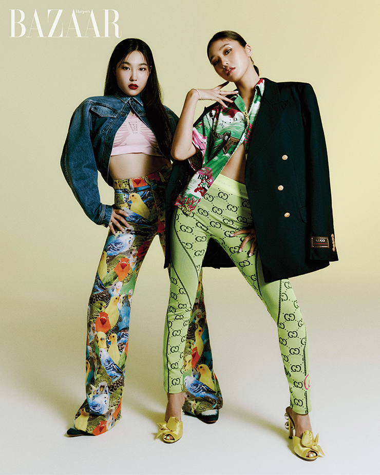 은지가 입은 쇼트 재킷은 Alaïa by 10 Corso Como. 그런지 티셔츠는 Leshij. 패턴 팬츠, 데님 뮬은 Loewe. 미미가 입은 더블 브레스트 재킷, 셔츠, 레깅스, 뮬은 모두 Gucci.