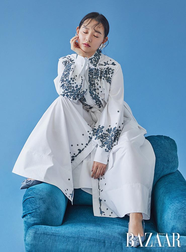 셔츠 드레스는 Valentino. 귀고리는 Alessandra Rich by BOONTHESHOP. 슬링백 슈즈는 Valentino Garavani. 
