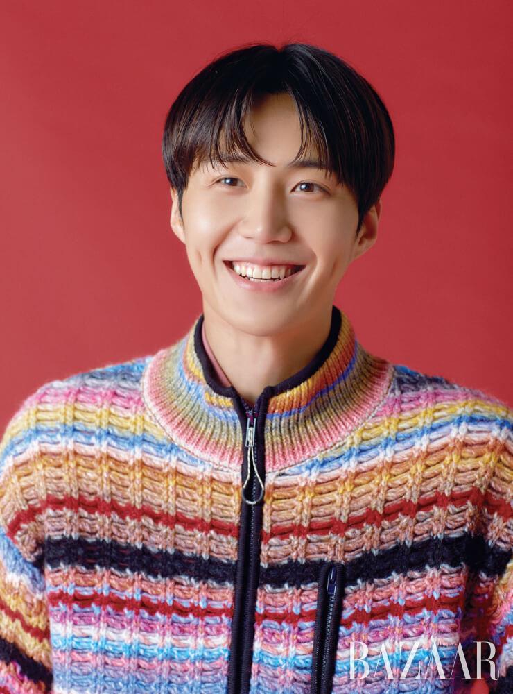 니트는 Kenzo.