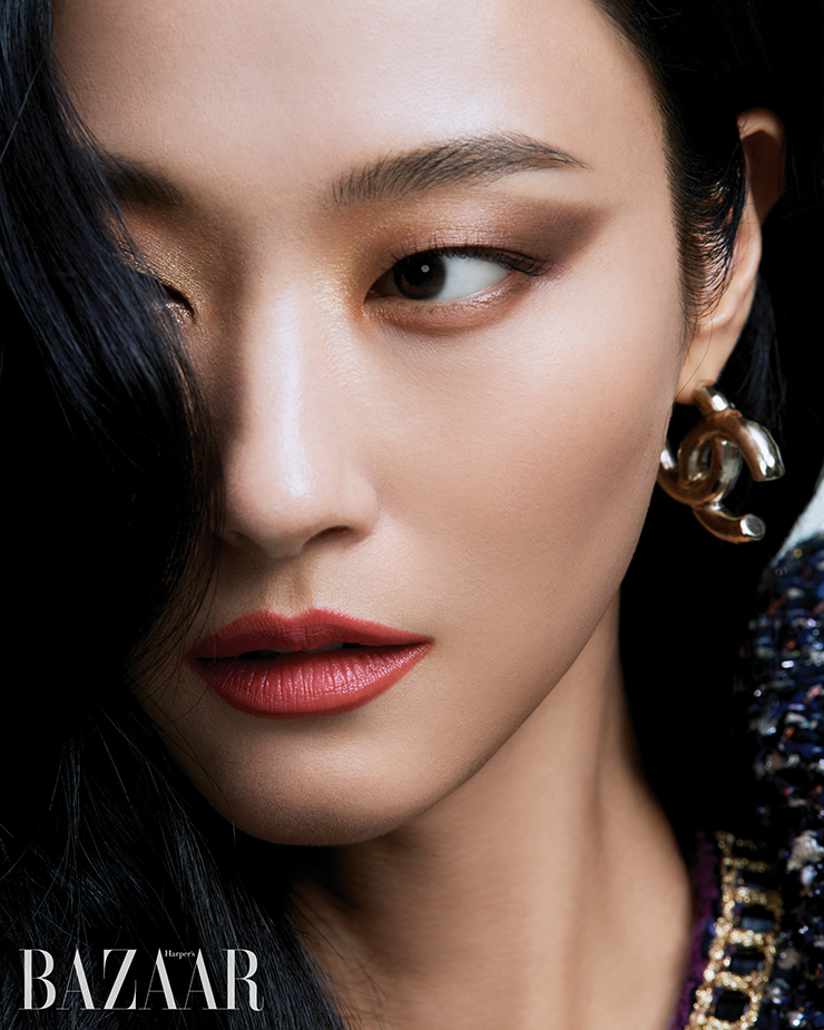 재킷, 귀고리는 모두 Chanel.