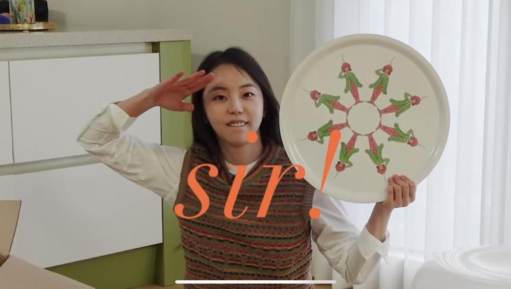 크리스마스 무드의 캐릭터가 그려진 트레이는 7만원대 