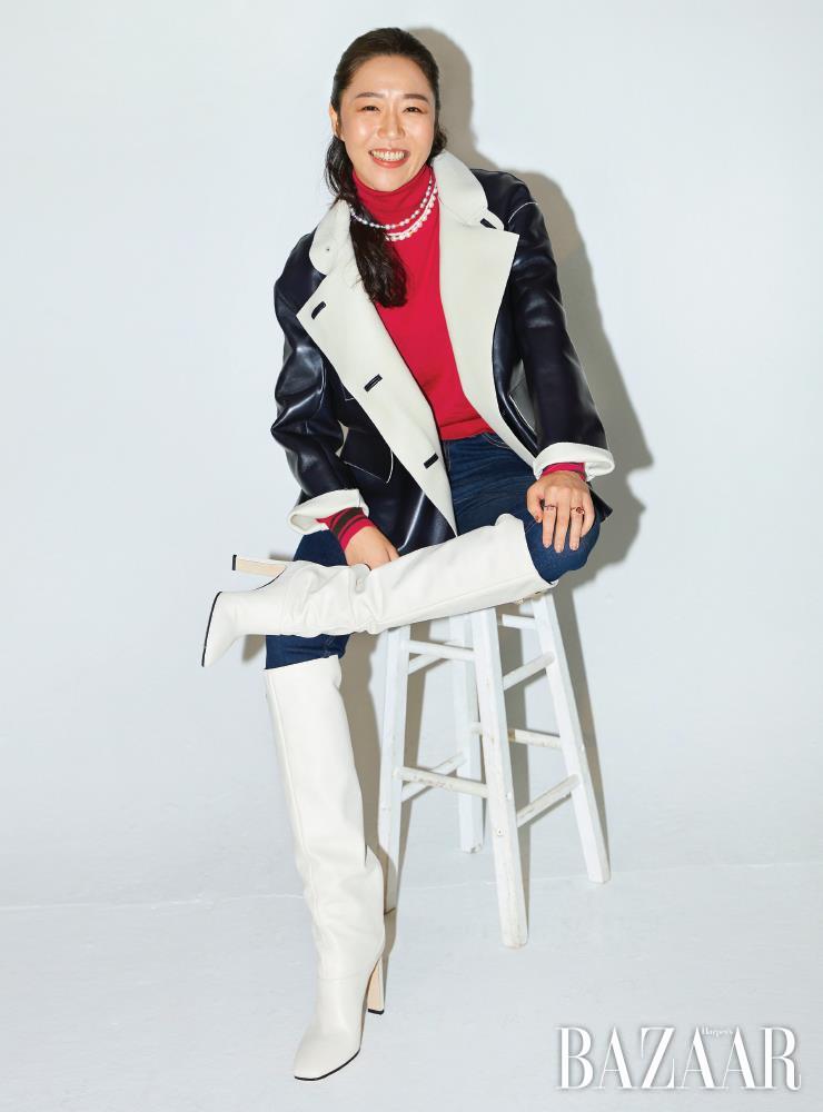 니트, 팬츠, 플랫슈즈 모두 Polo Ralph Lauren. 귀고리는 Portrait Report. 팔찌는 스타일리스트 개인 소장품.