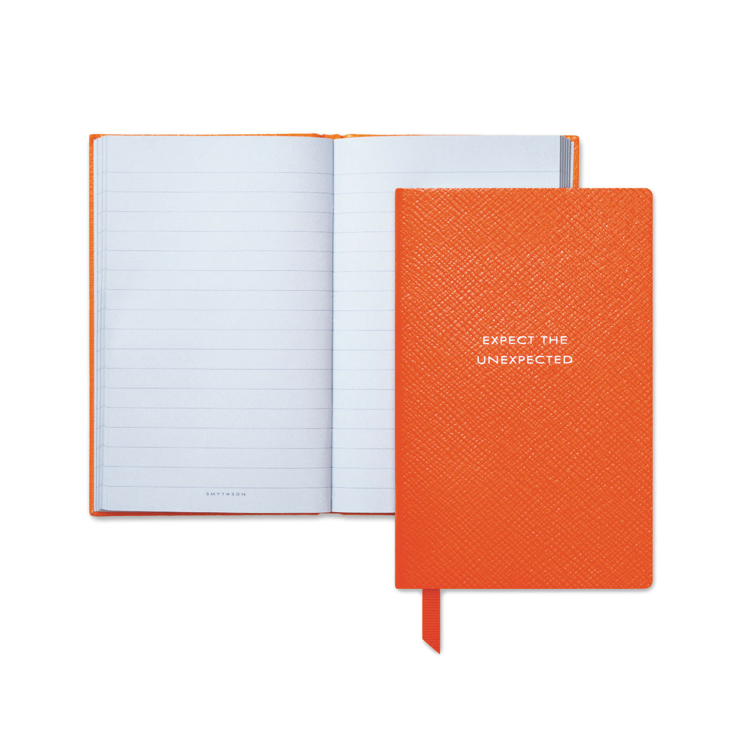 오렌지 색 가죽 커버로 완성된 노트는 7만원으로 Smythson 제품.