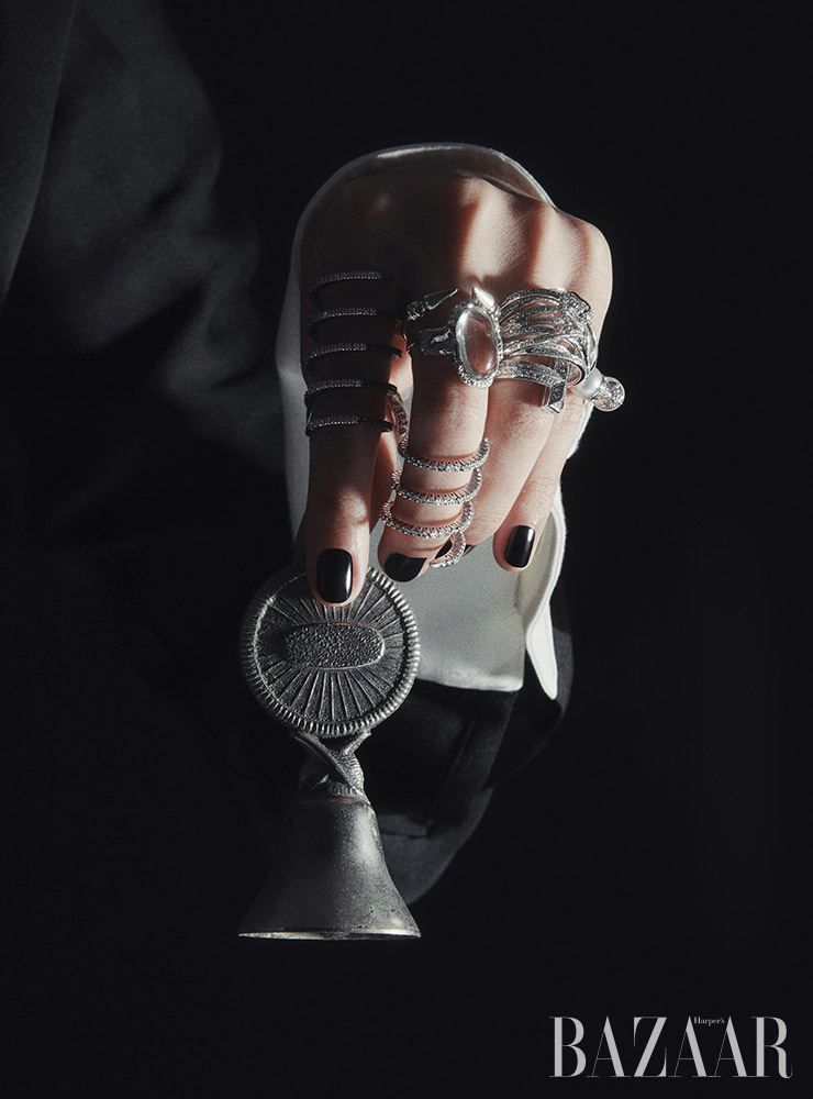 엄지에 착용한 십자가 반지, 중지에 착용한 화살촉 모티프의 반지는 모두 가격 미정 Chrome Hearts. 검지에 착용한 블랙 프레임에 다이아몬드가 세팅된 ‘아리아’ 반지는 5백20만원, 중지를 부드럽게 감싼 화이트 프레임에 다이아몬드가 장식된 ‘아리아’ 반지는 3백90만원 모두 Xte. 중지에 낀 백수정이 세팅된 반지는 42만원 Jiye Shin. 약지에 낀 가시 모티프 ‘쏜 컬렉션 닷 반도’ 반지는 가격 미정 Stephen Webster. 화이트 골드에 다이아몬드가 파베 세팅된 반지는 가격 미정 Tiffany & Co.. 소지에 착용한 진주에 다이아몬드가 장식된 ‘리파인드 리벨리온’ 반지는 5백만원대 Tasaki. 드레스는 가격 미정 Loewe.