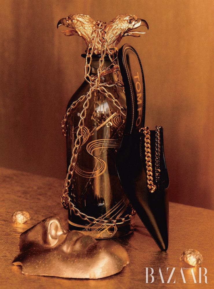 ‘더블 이글 헤드 스모킹 건 디캔터’는 Stephen Webster. 1980년대 빈티지 목걸이는 3백20만원 Dior by Xyts. 귀고리는 14만원대 1064 Studio by Xyts. 체인 슬링백 힐은 Tom Ford.