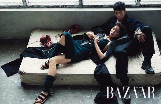 드레스 룩에 레그 워머, 글래디에이터 샌들로 스포티즘을 가미하라.                                                    (왼쪽부터) 어깨에 걸친 맥시 롱 슬리브 재킷은 Ports 1961, 라이더 재킷은 7백만원대로 Saint Laurent, 컷아웃 디테일 드레스는 Dior, 자카드 소재 벨트는 Miu Miu, 컬러풀한 주얼 세팅의 초커는 Lanvin, 니트 워머는 Tod’s, 샌들은 Céline 제품. 오버사이즈 실루엣의 보머 재킷은 1백59만원으로 Juun. J, 티셔츠는 Calvin Klein Collection, 트레이닝 팬츠는 Givenchy by Riccardo Tisci, 워커 부츠는 All Saints 제품.