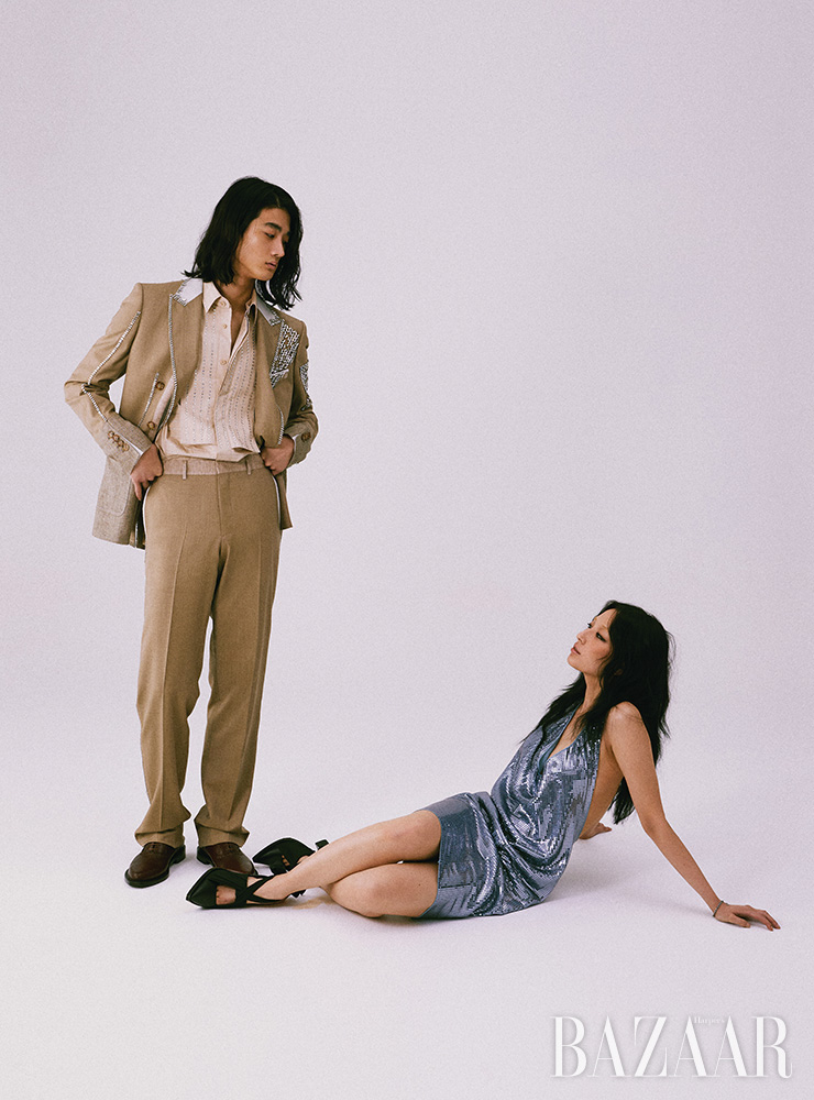 범종이 입은 수트 재킷, 셔츠, 팬츠, 옥스퍼드 슈즈는 모두 Burberry. 노아가 입은 드레스는 6백31만원 Bottega Veneta. 스트랩 힐은 1백28만원 Burberry. 팔찌는 에디터 소장품.
