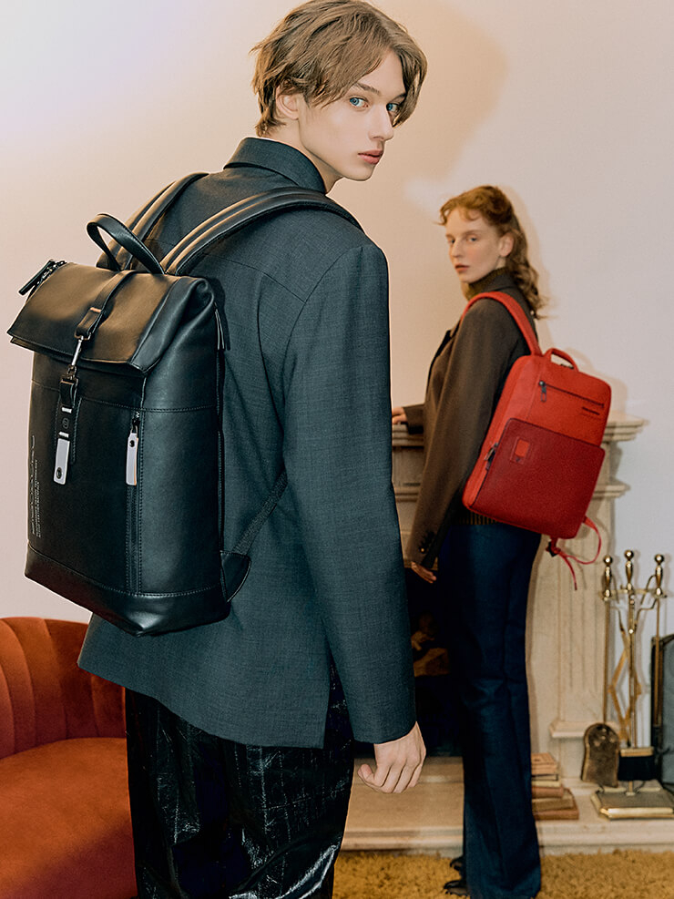 (남자) [다운타운 롤탑 백팩] 충격 흡수 기능과 패딩 처리된 노트북 수납 공간이 돋보이는 롤탑 PC 백팩. 54만원. (여자) [AKRON 슬림 백팩] 도난 방지 시스템을 갖췄으며 확장 가능한 맞춤형 슬림 PC 백팩. 54만원, 모두 피콰드로. 