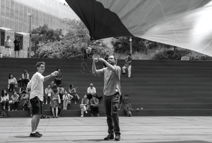 광주 아시아문화전당에서 ‘Aerocene’을 띄우고 있는 토마스 사라세노와 스튜디오 스태프, 2017. Courtesy the Aerocene Foundation Photography by Studio Toma´s Saraceno, 2017. Licensed under CC by Aerocene Foundation 4.0.