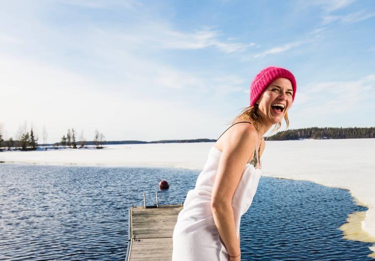 핀란드 사람들은 수영복과 수건, 울 모자와 양말만 챙겨 얼음 호수로 향한다. (c) visitfinland