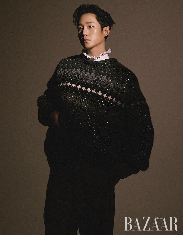 러플 장식 블라우스, 니트 톱, 팬츠는 모두 Celine Homme by Hedi Slimane.