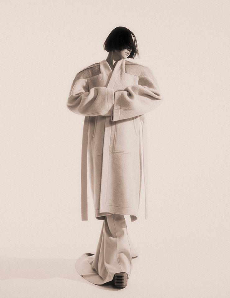 코트, 맥시스커트, 플랫폼 부츠는 모두 Rick Owens.