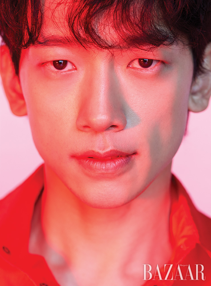 셔츠는 Balenciaga.