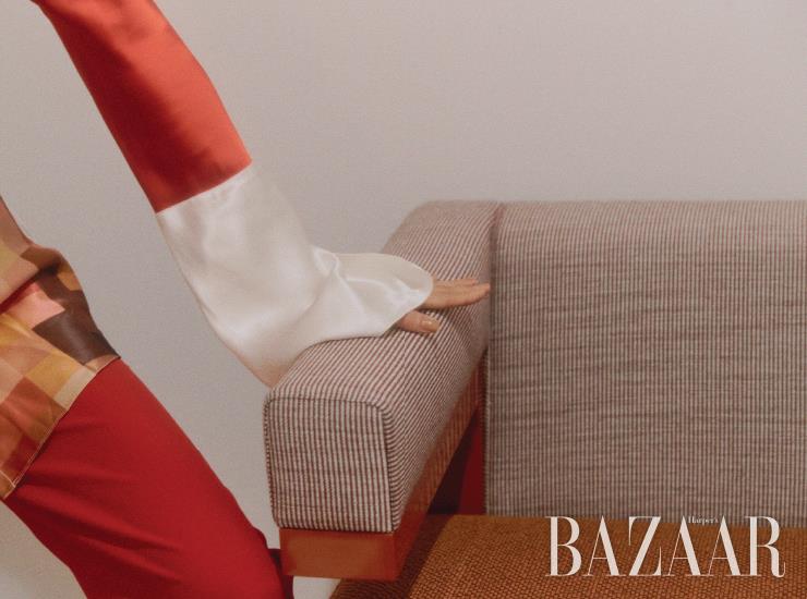  블라우스는 Marni, 팬츠는 Blumarine.