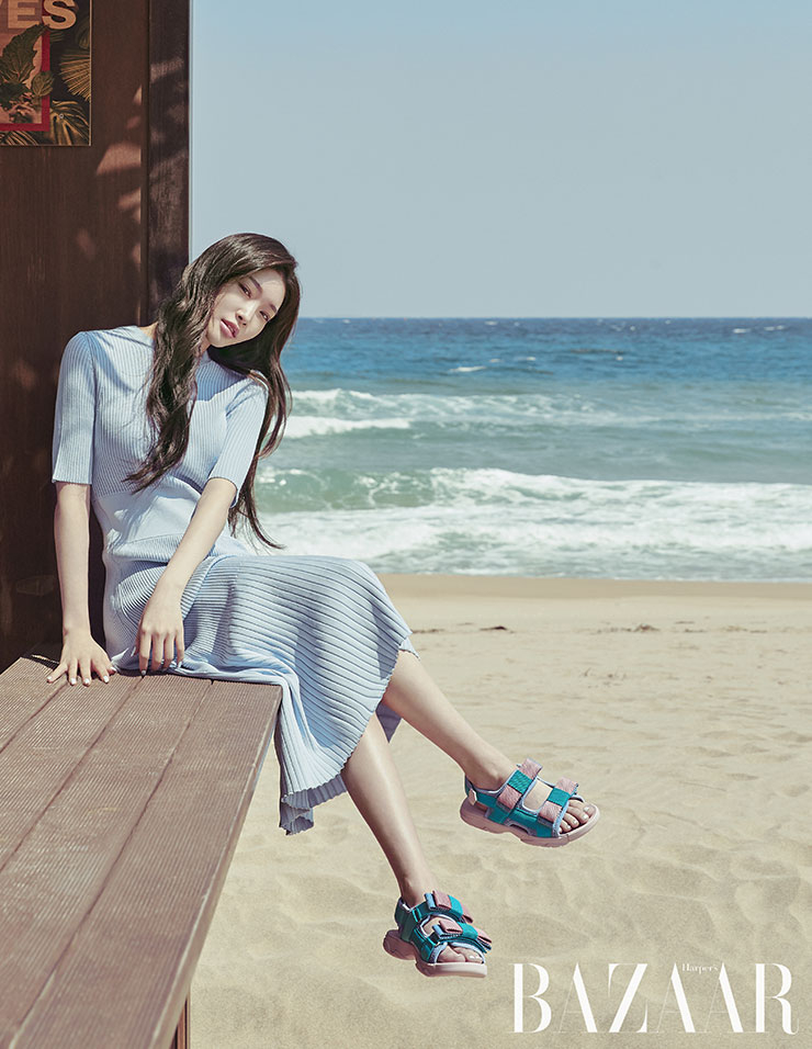컬러풀한 리본 컬러 배색이 돋보이는 버디(Buddy) 샌들은 27만8천원, Suecomma bonnie. 니트 드레스는 Ck calvin klein.