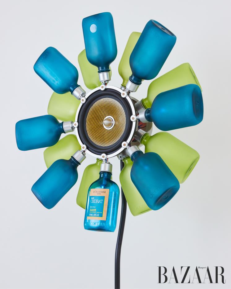 소리가 앞으로 전달되도록 공병은 기울인 형태로 연결되었다.