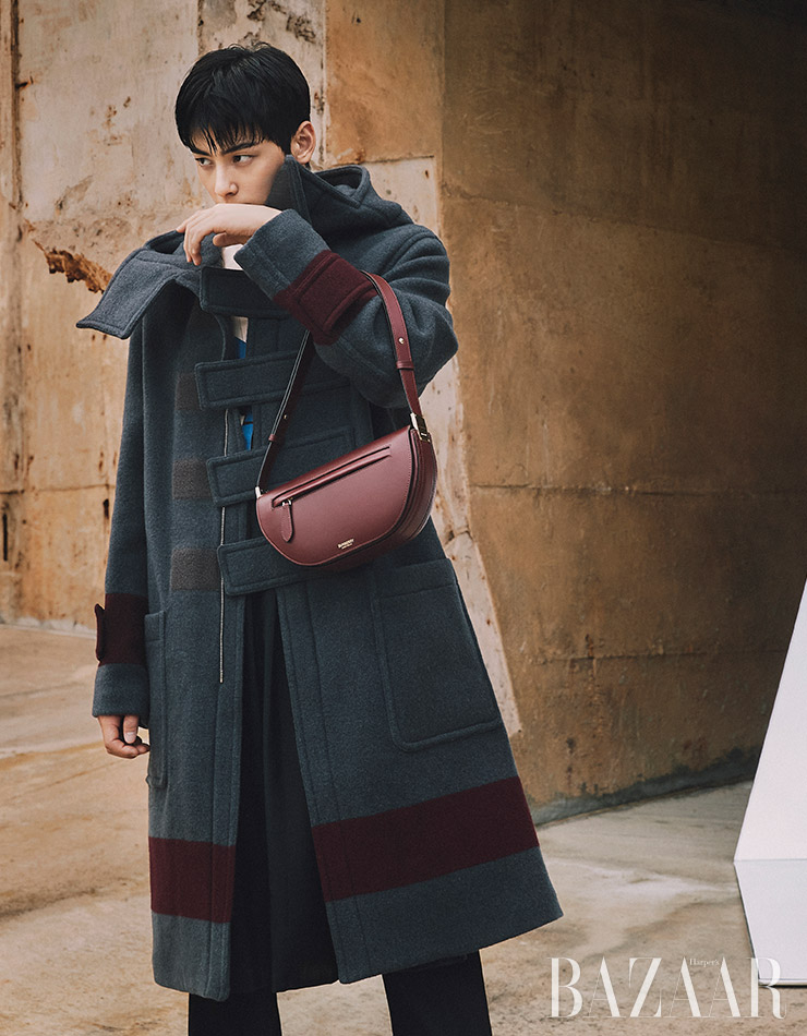 셔츠 드레스, 더플 코트, 팬츠, ‘올림피아’ 백은 모두 Burberry.