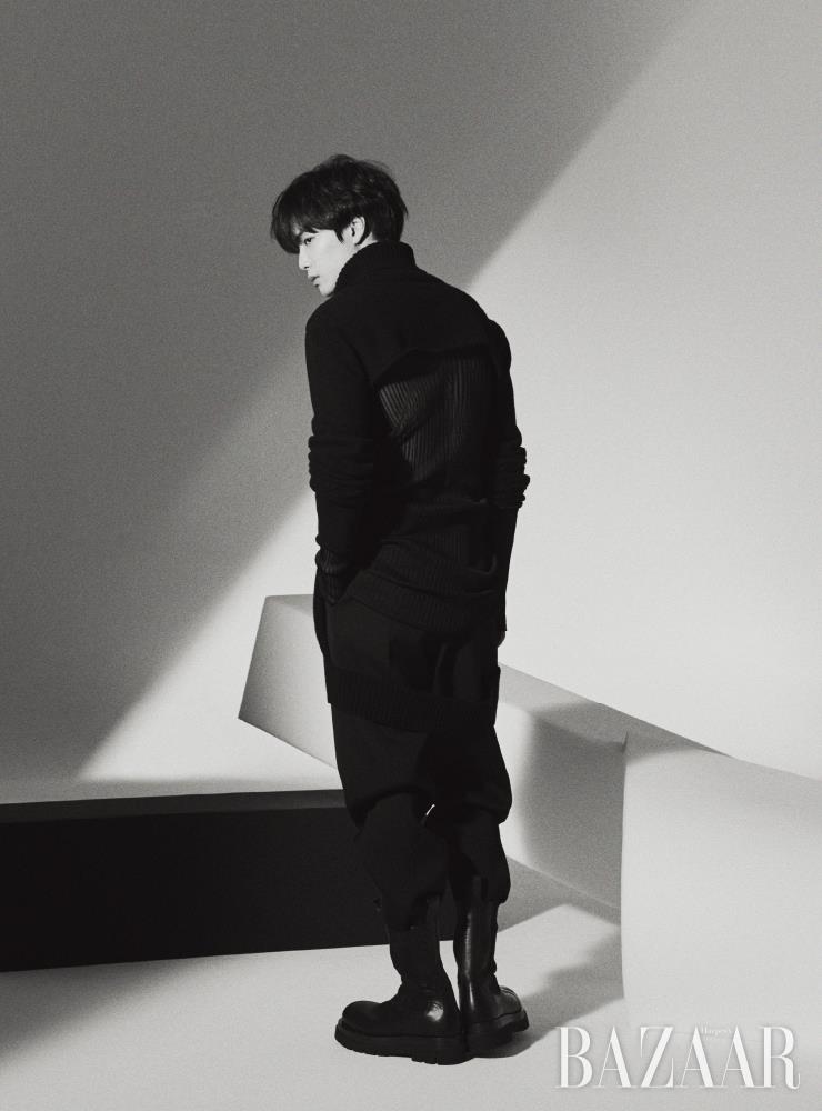 실크 니트 톱, 울 니트 스웨터, 팬츠, 코트, 부츠는 모두 Bottega Veneta.