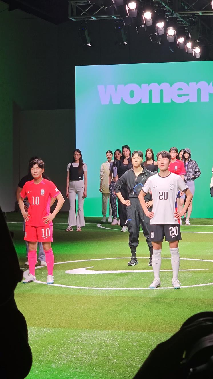 (왼)한국 여자 축구 국가대표팀 지소연 선수, (오) 주장 김혜리 선수. 브라보!