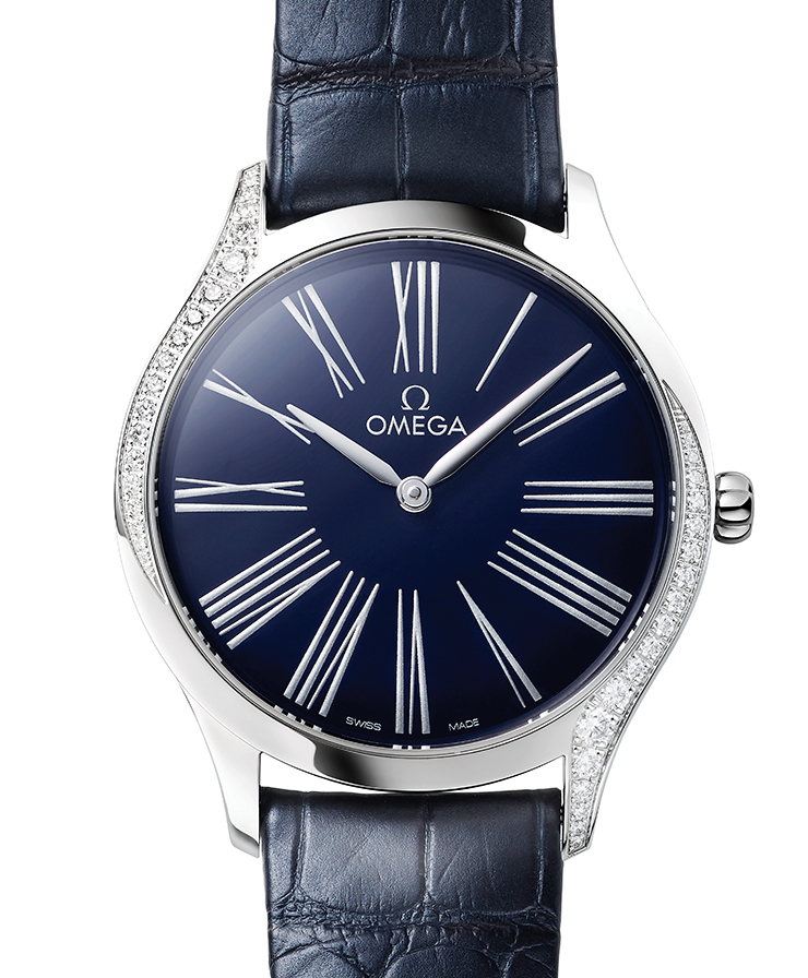 슬림한 스틸 케이스와 블루 래커 다이얼의 ‘트레저 쿼츠 36mm’ 워치는 Omega.