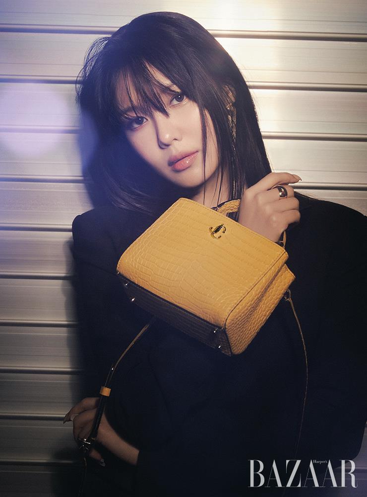 ‘바렌(Varenne)’ 톱 핸들 미니 백은 1백32만원 Jimmy Choo. 재킷 드레스는 2백39만원 Jaybaek Couture. 드롭 귀고리는 6만8천원, 반지는 7만5천원 Monday Edition.