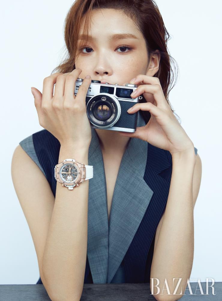 언제든지 리셋할 수 있는 플라이백 크로노그래프, 다이얼 위에 위치한 더블 클러치 메커니즘 및 컬럼 휠, 탈착 가능한 플랫폼 이스케이프먼트를 장착한 ‘빅뱅 유니코 킹 골드 화이트 42mm’ 워치는 Hublot. 베스트는 Sportmax.