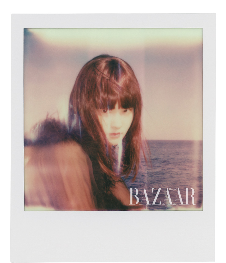시스루 드레스는 Saint Laurent by Anthony Vaccarello.