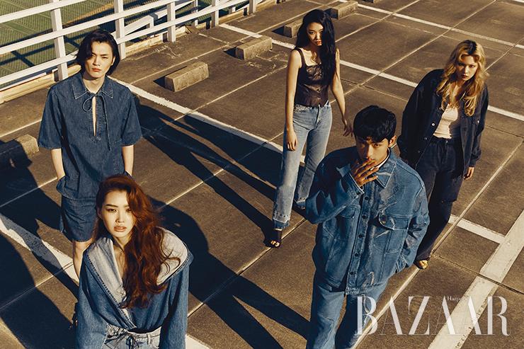  (왼쪽부터) 연규가 입은 셔츠, 팬츠는 Valentino. 서연이 입은 톱은 Ala&iuml;a, 팬츠는 Levi's. 윤영이 입은 레더 톱은 Eenk. 팬츠는 Levi’s. 뮬은 Bottega Veneta. 유고가 입은 재킷, 셔츠, 팬츠는 Fendi. 엘리스가 입은 재킷, 팬츠 Miu Miu. 슈즈는 Dolce & Gabbana.