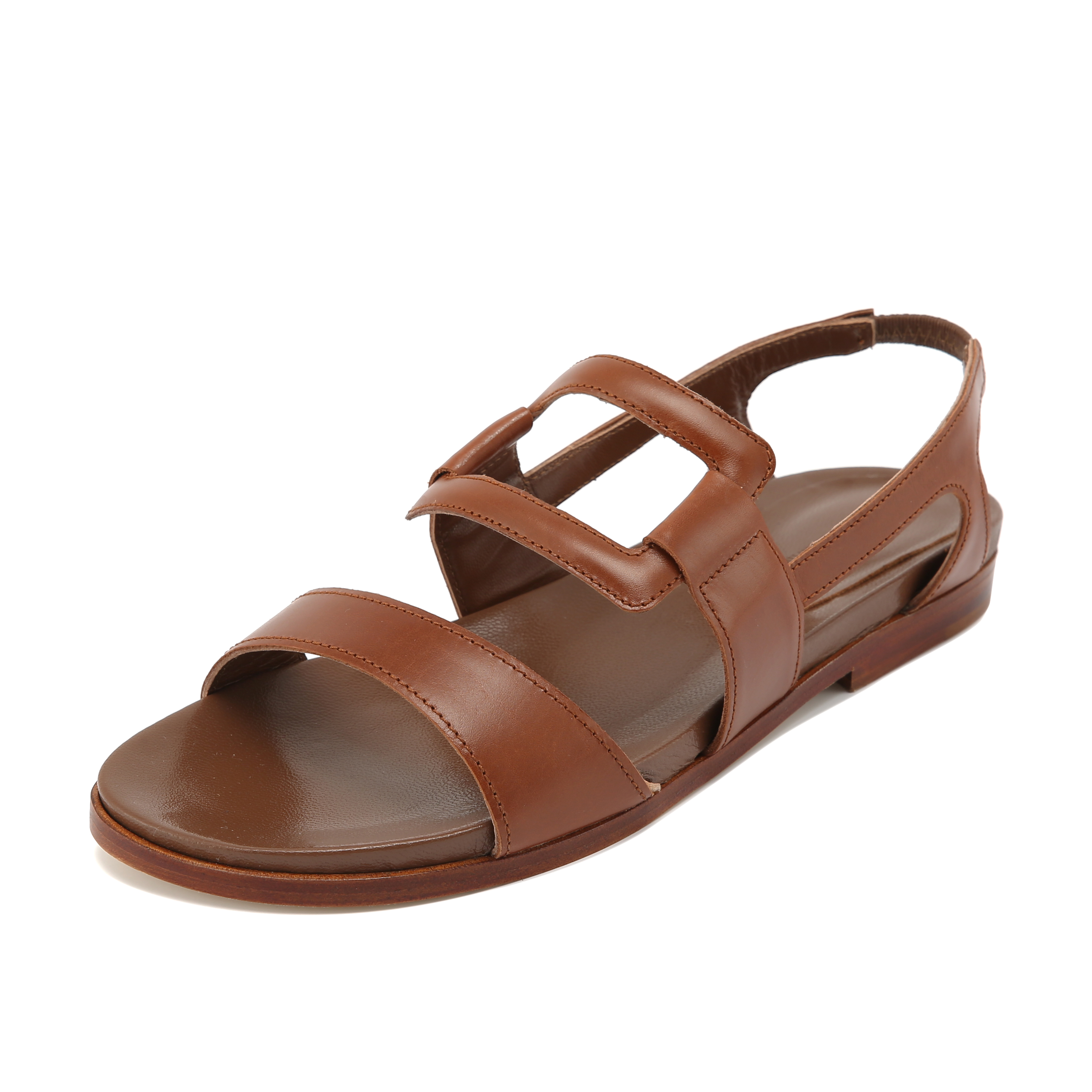 편안한 착화감을 자랑하는 가죽 소재의 플랫 샌들은 1백만원대로 Manolo Blahnik 제품.