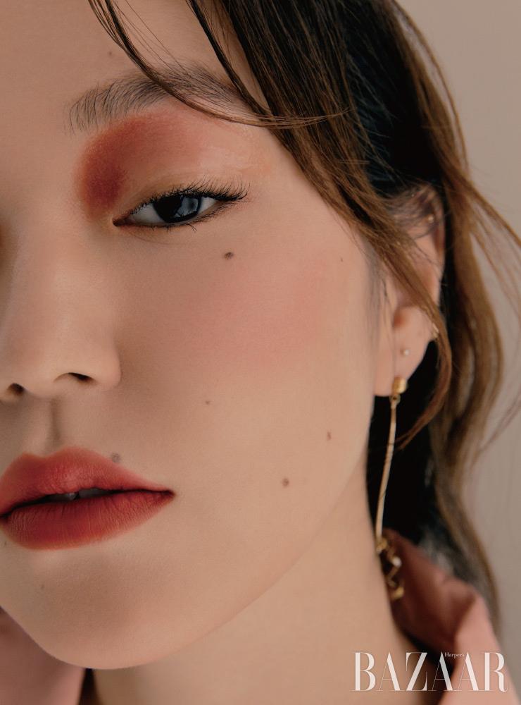 꽃이 진다 하여 생명력이 사라지는 건 아니다. 고요하고 차분하게 다음을 준비할 뿐. 샤넬 ‘레 꺄트르 옹브르’ 368 테라코타와 핑크가 만나 그 생명력을 예찬한다. 카프스킨 소재의 재킷은 Chanel. 드롭 귀고리는 Scho Jewelry.