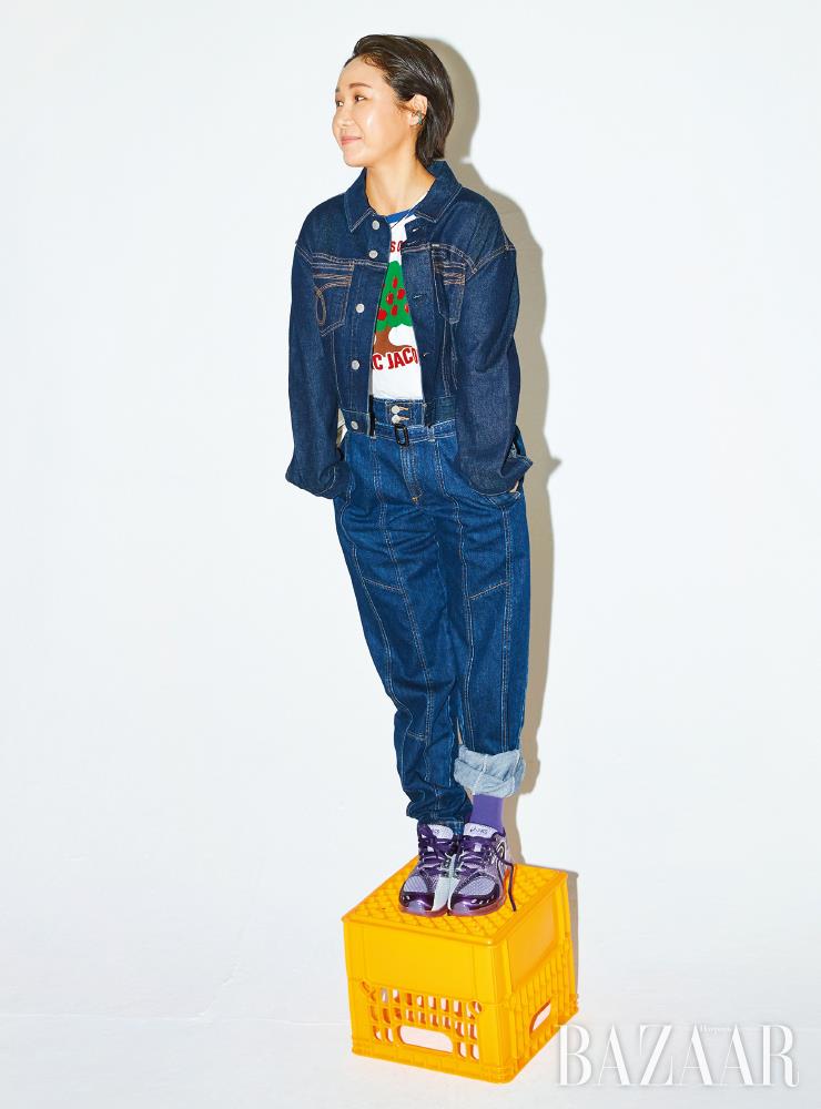 재킷은 Calvin Klein Jeans. 티셔츠는 Marc Jacobs. 팬츠는 Jain Song. 슈즈는 Asics. 귀고리는 Anna Flair.