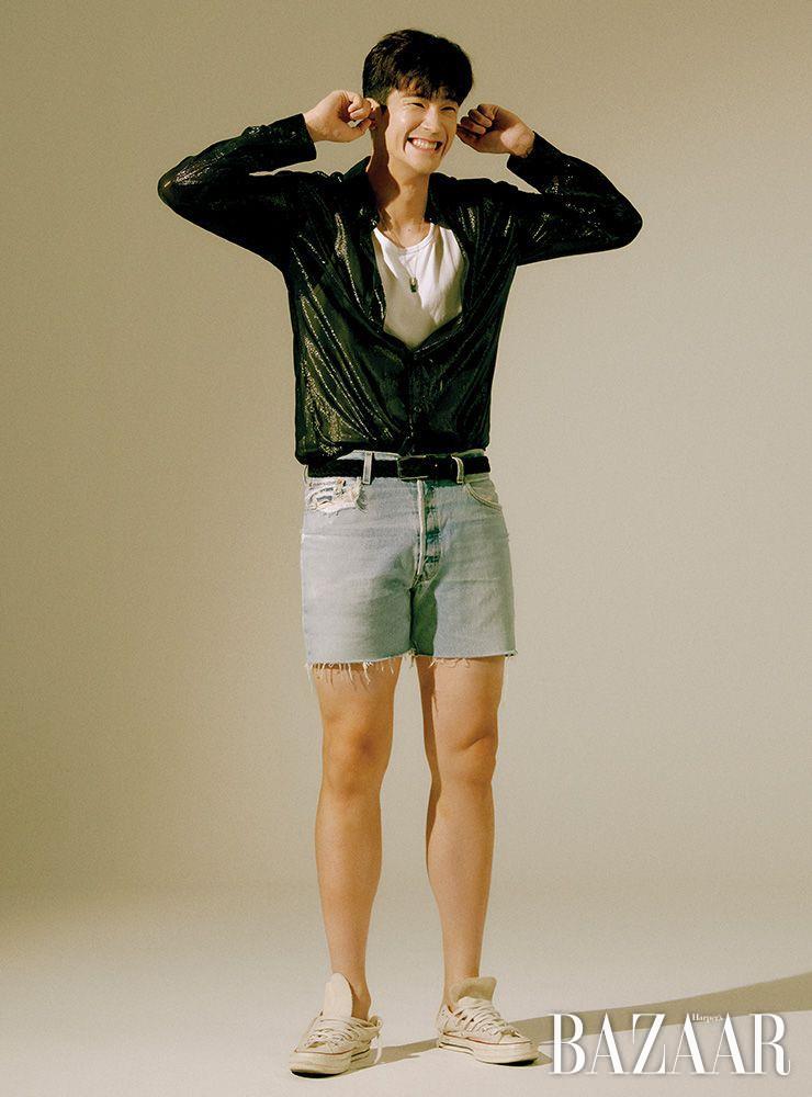 셔츠, 데님 쇼츠는 모두 Kimseoryong Homme. 탱크 톱은 Calvin Klein Underwear. 목걸이는 Verutum. 슈즈는 Converse. 